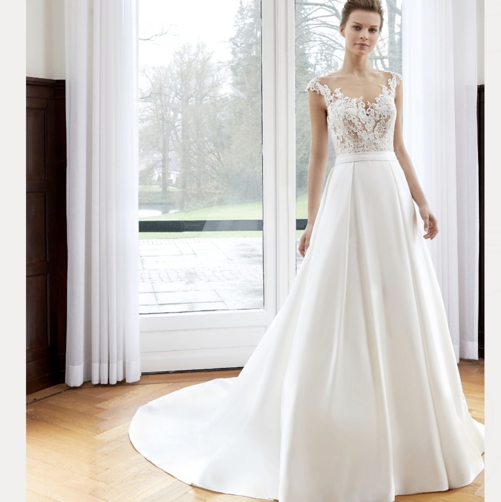 Brand New, never worn, not altered, ivory ball gown wedding dress - Size 8